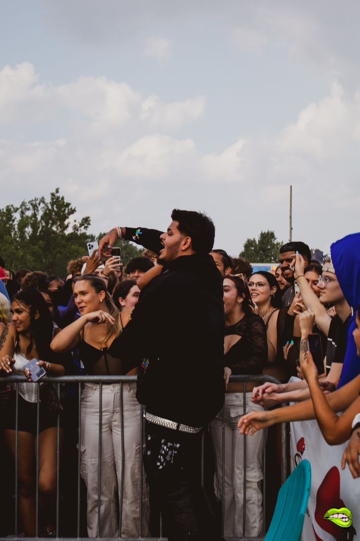 Harman 2x with fans at the barrier in Buffalo